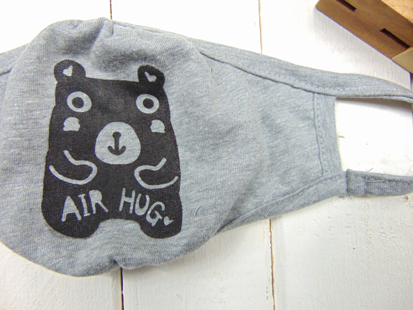 Art Mina Youth Face Mask "Air Hug Bear"